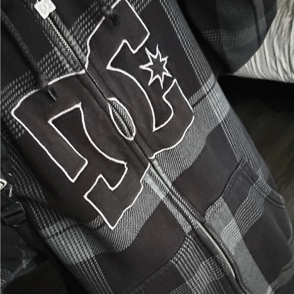 ISO LOOKING FOR THIS DC HOODIE
